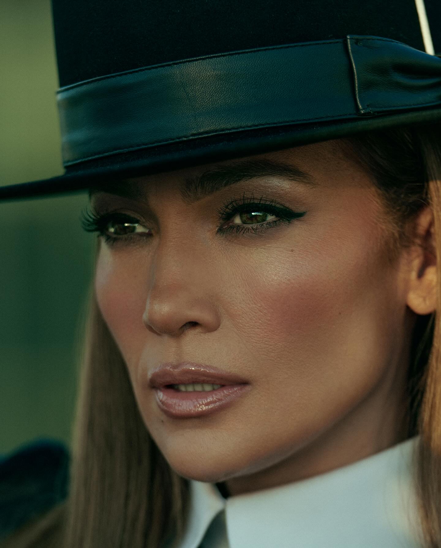 Дженніфер Лопес показала нові цікаві образи у чорно-білих відтінках (фото)